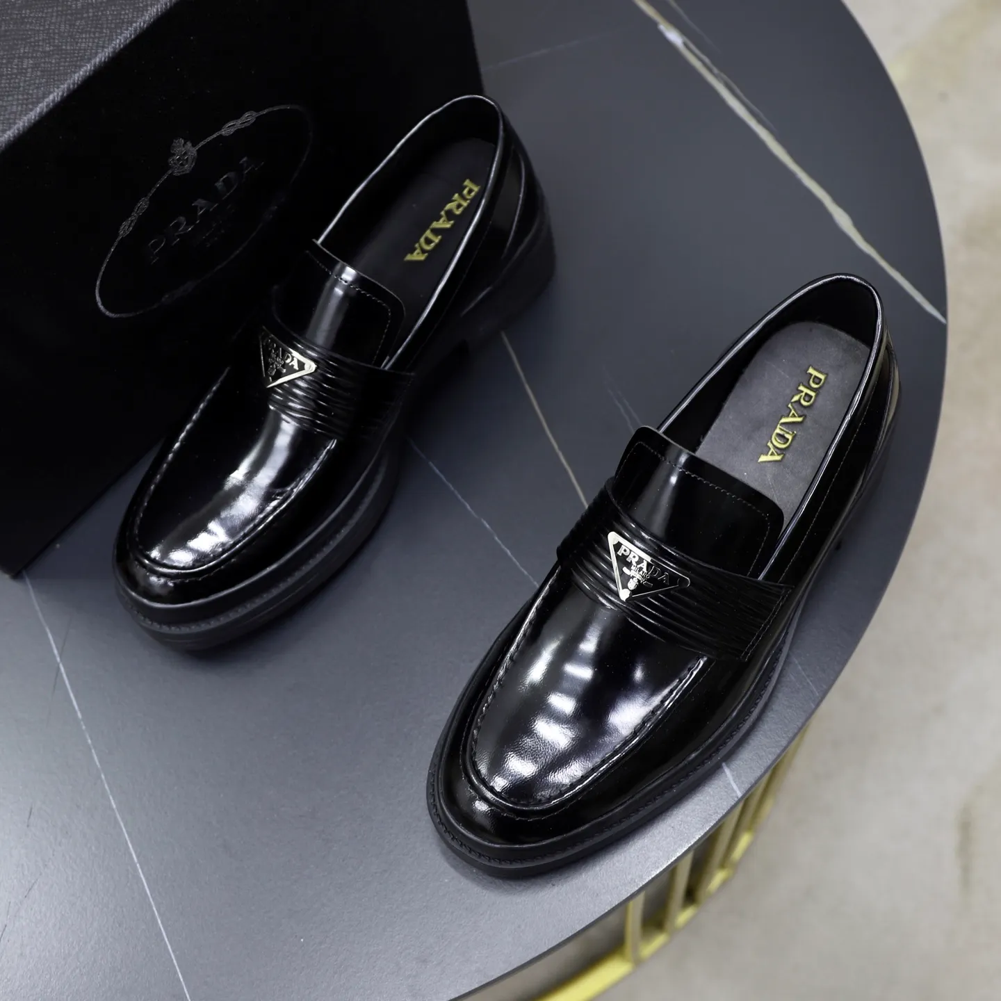 Men's shoes: 540💰🙅‍♂️🙅‍♂️🙅‍♂️ Brand: PRADA Standard code: Men's code 38-44 (45 can be customized) Grade: Same style as the official website Original order quality Material: Original cowhide surface Comfortable sheepskin lining Original outsole Style category: Men's fashionable casual leather shoes Distinguished big-name luxury elements Top luxury Color: actual picture color